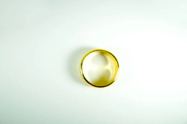 Anel Ouro Para Casamento Fundo Branco — Fotografia de Stock