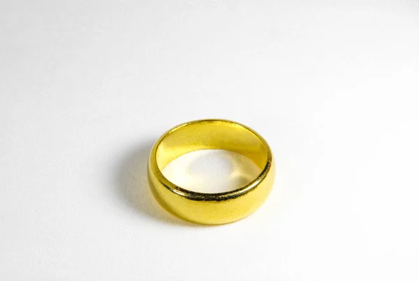 Anel Ouro Para Casamento Fundo Branco — Fotografia de Stock