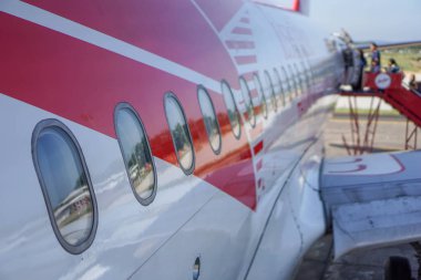 Dışarıdan alınan uçak pencere.