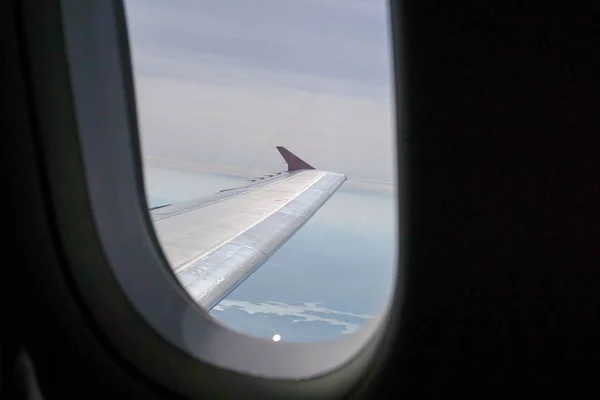 Das Fenster Des Flugzeugs Von Außen — Stockfoto