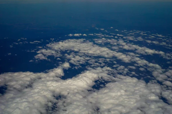 天空和云彩和在飞机窗口看到的景色 — 图库照片