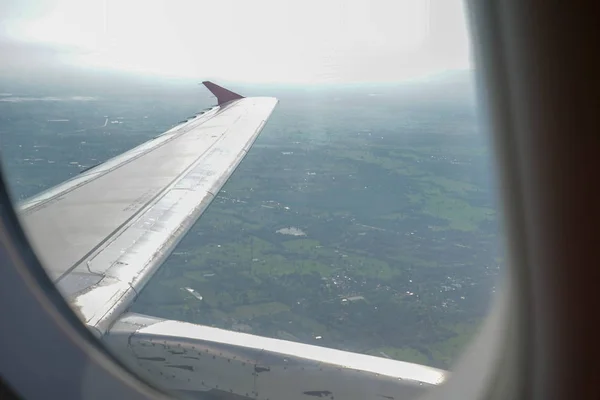 Das Fenster Des Flugzeugs Von Außen — Stockfoto