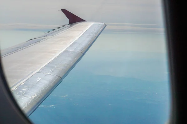 Das Fenster Des Flugzeugs Von Außen — Stockfoto