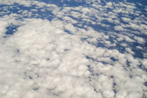 구름과 비행기의 창에서 — 스톡 사진