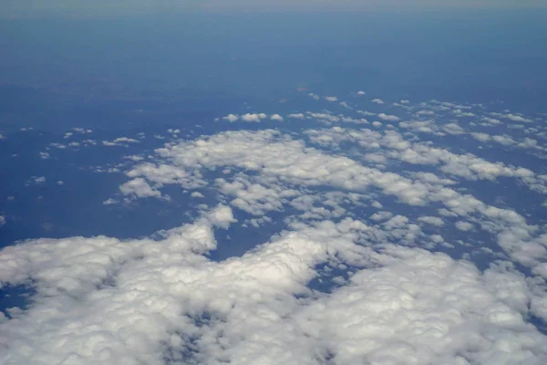 天空和云彩和在飞机窗口看到的景色 — 图库照片