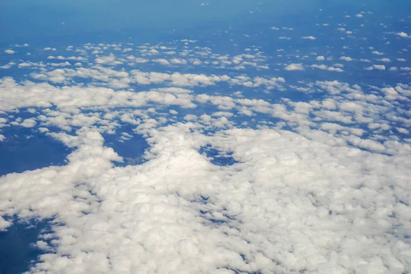 Gökyüzü Bulutlar Uçağın Penceresinde Beliren Görünümü — Stok fotoğraf