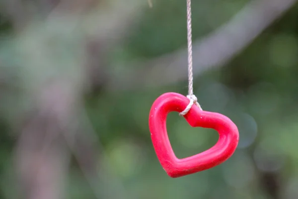 Κόκκινη Καρδιά Σχοινί Φυσικό Bokeh Είναι Φόντο Ημέρα Του Αγίου — Φωτογραφία Αρχείου