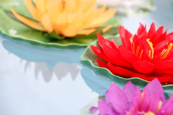 Kunstmatige Lotusbloemen Verschillende Kleuren Drijvend Het Watervlak Met Mooie Reflectie — Stockfoto