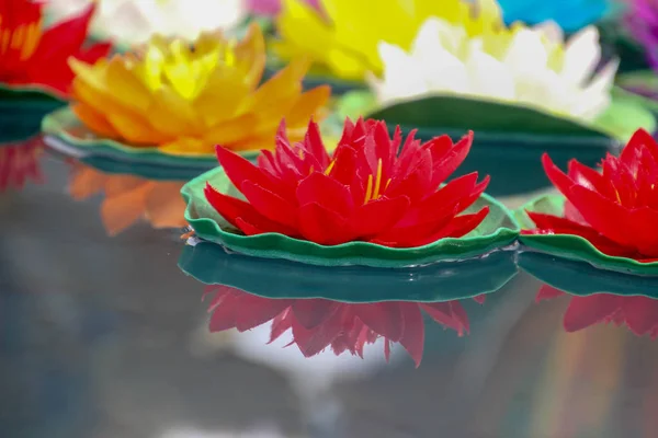 な色の美しい反射で水面に浮かぶ人工の蓮の花 — ストック写真