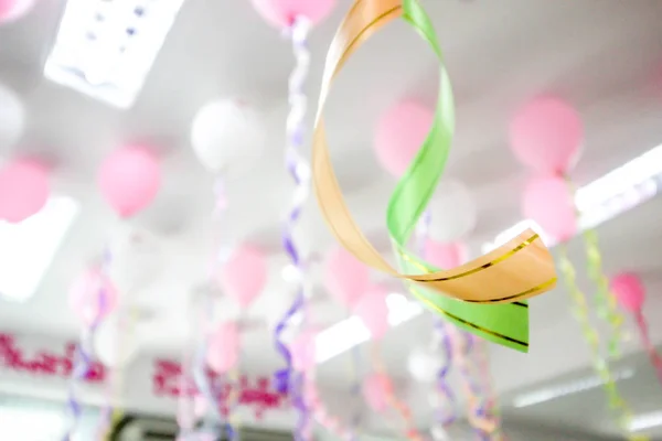 Вечеринка с разноцветными воздушными шарами украшены — стоковое фото