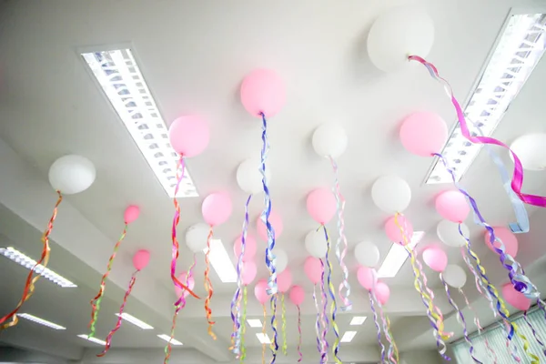 多くの色の風船が飾られたパーティー — ストック写真