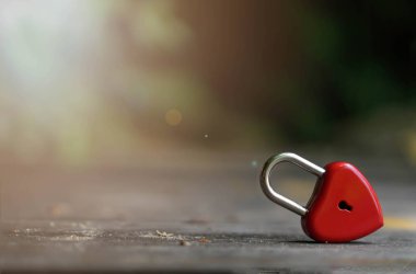 Kalp şeklinde kırmızı anahtarlar, fikirler, aşk, Sevgililer Günü