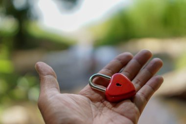 Kalp şeklinde kırmızı anahtarlar, fikirler, aşk, Sevgililer Günü