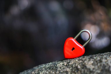 Kalp şeklinde kırmızı anahtarlar, fikirler, aşk, Sevgililer Günü