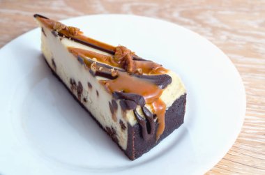 Üçgen kek tatlı dilim plaka üzerinde