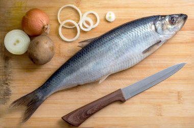 Soğan ve patates eski ahşap arka plan üzerinde tuzlu ringa balığı