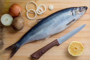 Soğan ve patates eski ahşap arka plan üzerinde tuzlu ringa balığı