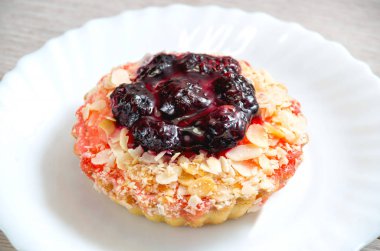 Sepet-beyaz cam plaka üzerinde çilek ile kek