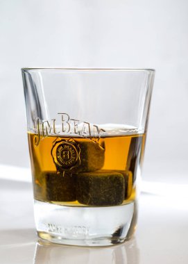 Saint-Petersburg, Rusya-1 Mart 2019: Viski Jim Beam logosu ile cam