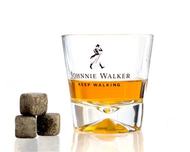 Saint-Petersburg, Rusya-1 Mart 2019: Viski Johnny Walker logosu ile cam