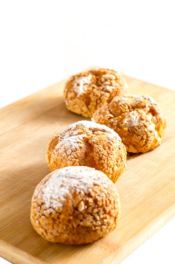 Taze eve buns muhallebi krem ile yapılan ve pudra şekeri