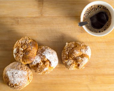 Taze eve buns muhallebi krem ile yapılan ve şeker ve kahve fincanı toz