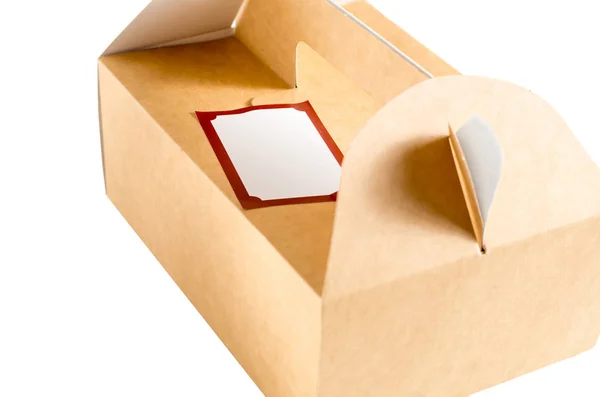 Beyaz arka plan üzerinde etiket kutusuyla kek — Stok fotoğraf