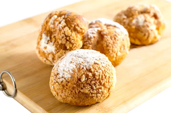 Bollos frescos hechos en casa con natillas y azúcar en polvo — Foto de Stock