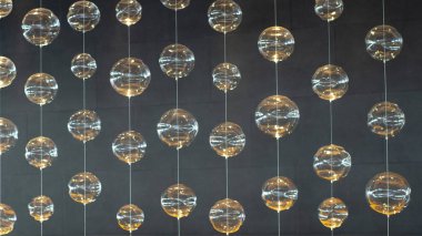 Modern cam küre lamba koyu arka plan üzerinde asılı