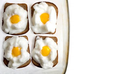 Orsini yumurta pişirme hazırlanması-çiğ yumurta düz yatıyordu