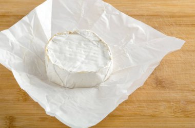 Doğrama ahşap tahta üzerinde Camembert peyniri