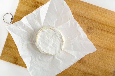 Doğrama ahşap tahta üzerinde Camembert peyniri