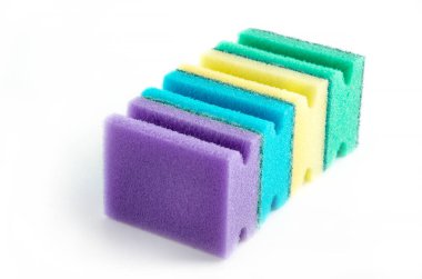 Beyaz arka plan üzerinde mutfak süngerleri Grubu