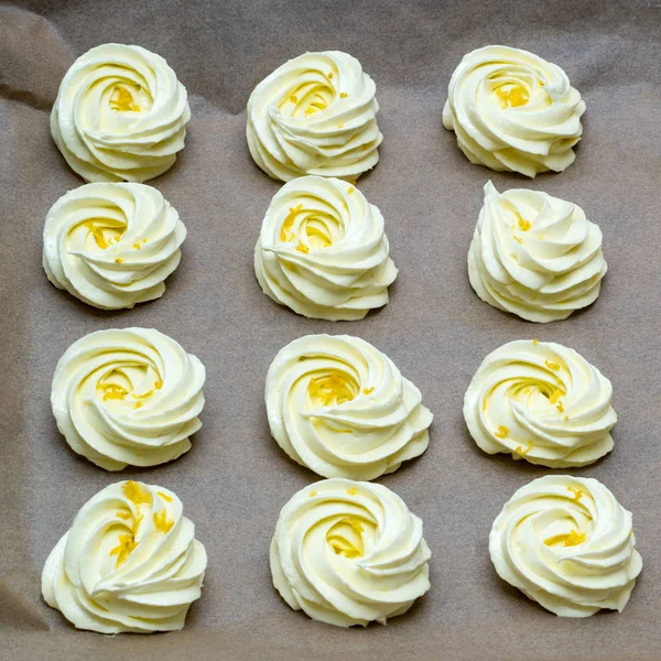 Marshmallow de limão pronto em uma folha de cozedura — Fotografia de Stock