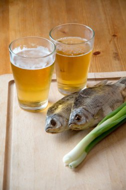 Rus atıştırması. Bira, kurutulmuş balık ve soğan