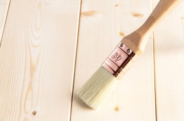 Ahşap yüzeyde yeni şeffaf boya fırçası