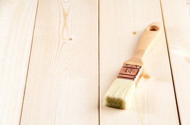 Ahşap yüzeyde yeni şeffaf boya fırçası
