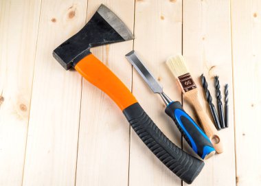 Ahşap masada kullanılmış marangozlar veya marangoz aletleri