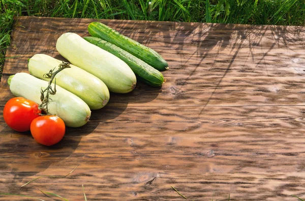 Pomodori, cetrioli e zucca su tavole di legno — Foto Stock