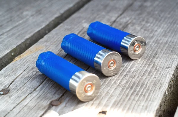 Des cartouches de balles vides tirées par des obus usagés. Concentration sélective — Photo
