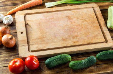 Kullanılan rustik ahşap doğrama tahtası ve koyu arka plan üzerinde pişirme malzemeleri, üst görünüm, kopyalama alanı