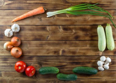 Koyu ahşap arka kelezide çiğ tükenmez sebzeler