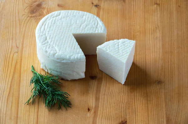 Ruota di formaggio fatto in casa e verdure su tavola di legno — Foto Stock