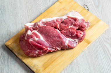 Masada tahta tahta üzerinde çiğ et