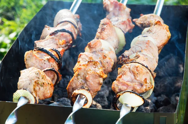 Гриль, мясо на шампуре на природном фоне. Крупный план . — стоковое фото