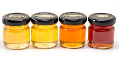 Beyaz arka planda etiketleri ile bal ile Kavanozlar