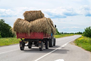 Yolda hareket eden saman paketi ile traktör