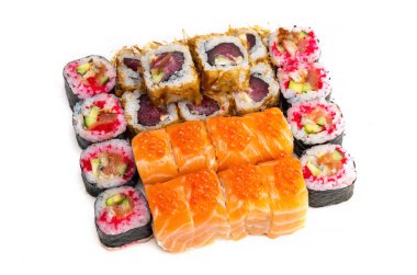 Sushi beyaz arka planda kırmızı havyarla yuvarlanıyor.