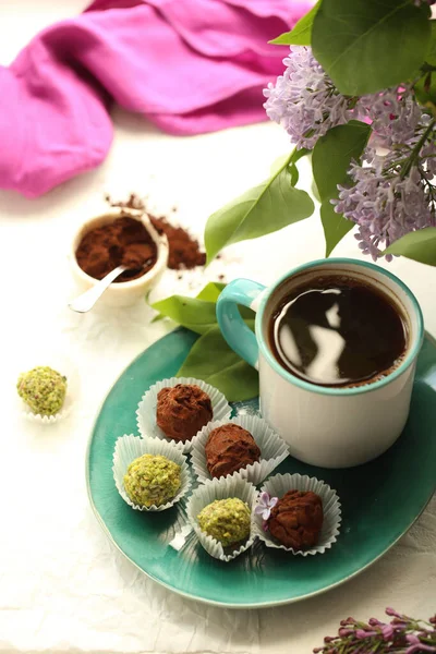 Talíř Čokoládou Šálkem Čaje Kyticí Fialových Květů — Stock fotografie