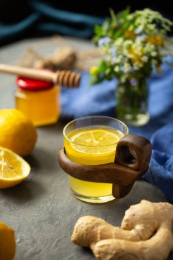 Zencefil, limon ve ballı bir fincan çay..